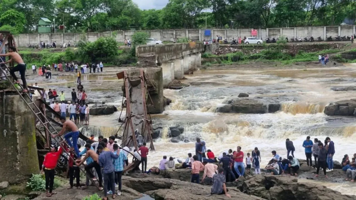 पुणे में इंद्रायणी नदी पर बना पुल ढहा, दो की मौत; कई लोग अब भी लापता