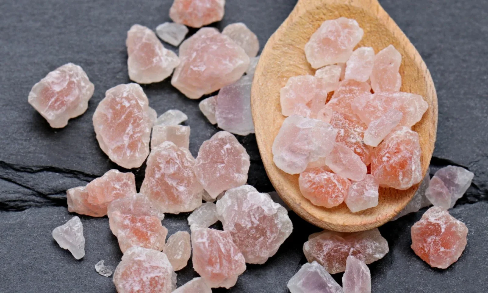 पानी में नमक डालकर नहाने के फायदे सुन चौंक जाएंगे जानें तरीका और रखी जाने वाली सावधानियां