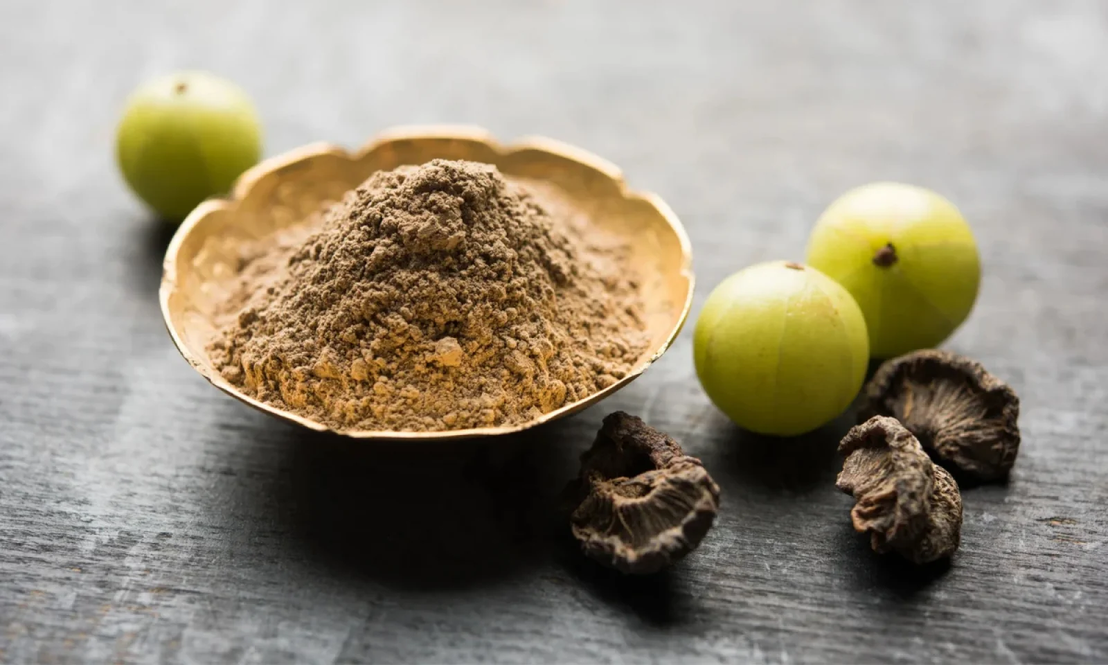 आंवला पाउडर से नेचुरल तरीके से पाएं शानदार और मजबूत बाल कुछ ही दिनों में दिखेगा असर