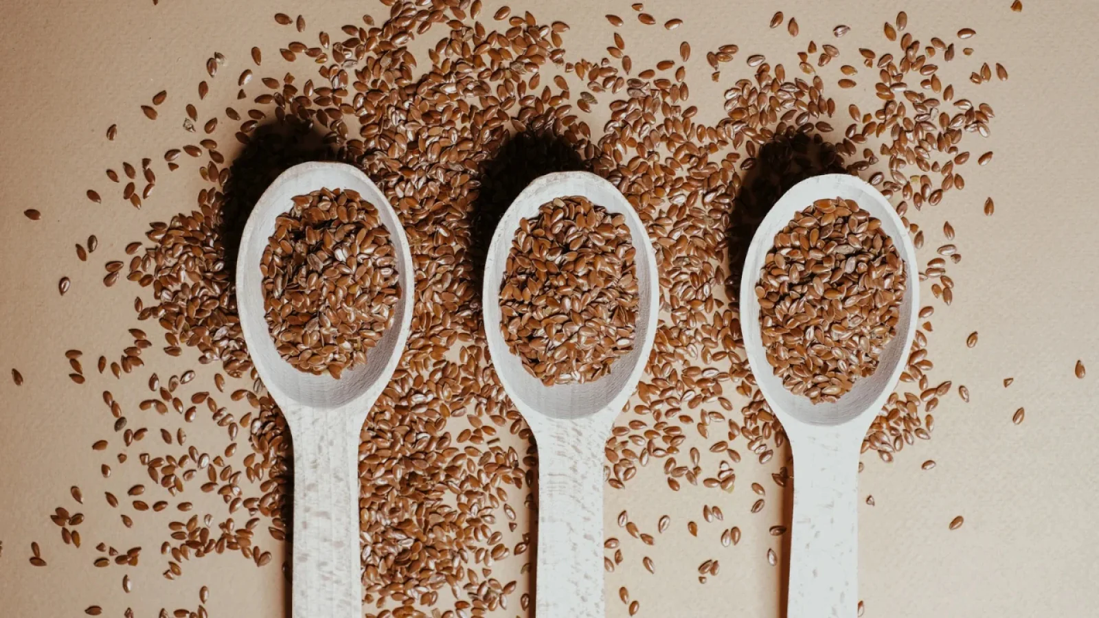 अलसी के बीजों का पाउडर कैसे बनता है जानें डेली यूज करने के तरीके और रखने वाली सावधानियां